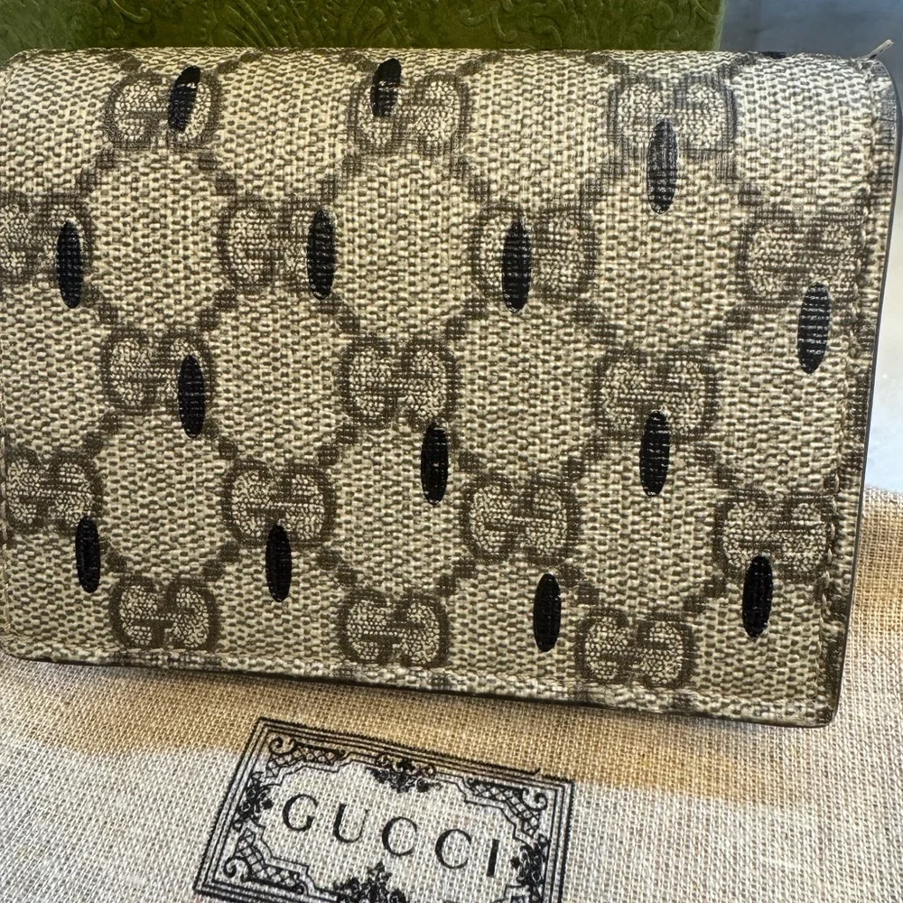 Limited Edition Gucci Supreme Strawberry Compact Wallet - Picture 5 of 10